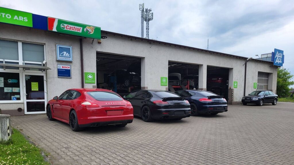 Serwis samochodowy Auto-Ars - Porsche przed halą serwisową